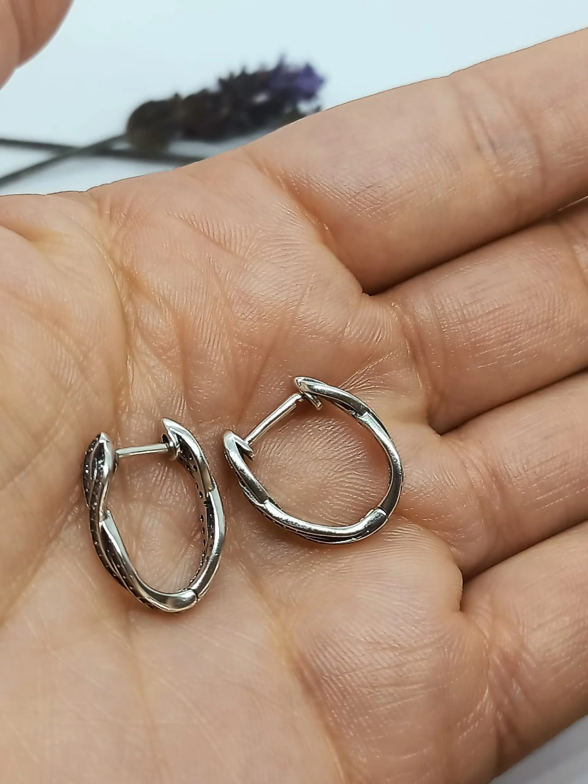 Argollas Chicas Trenzadas Tipo Huggies Plata fina ley S925 con Zirconios Pavé 6