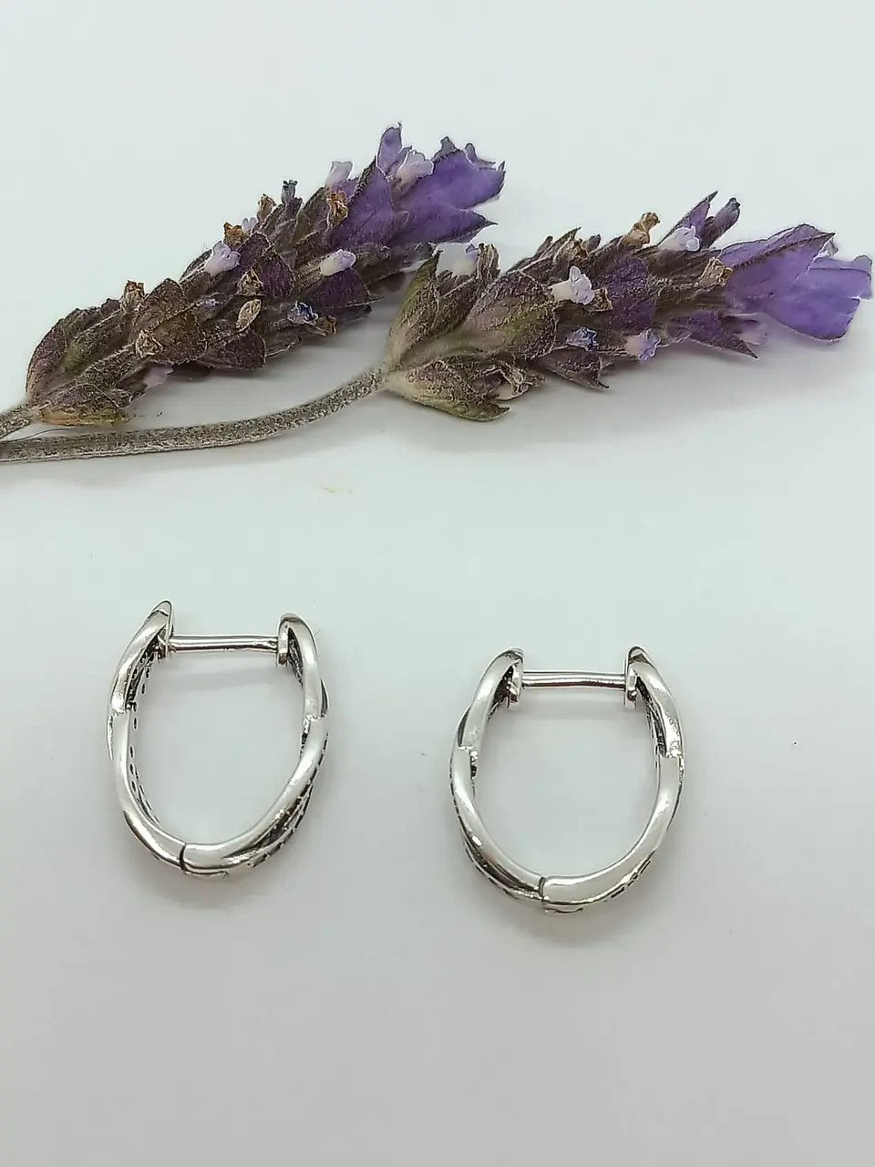 Argollas Chicas Trenzadas Tipo Huggies Plata fina ley S925 con Zirconios Pavé 7