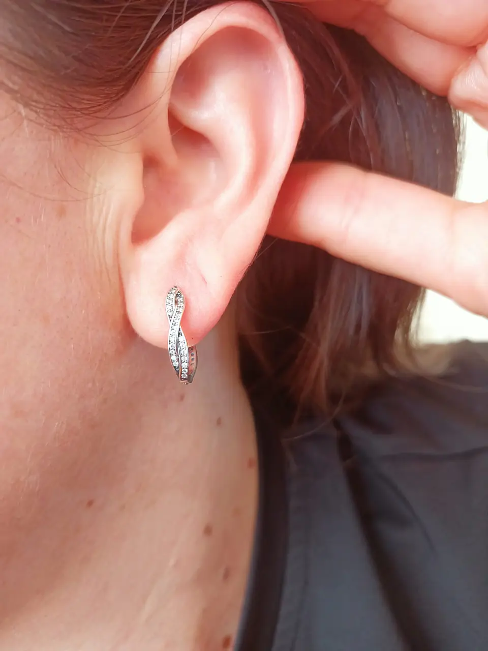 Argollas Chicas Trenzadas Tipo Huggies Plata fina ley S925 con Zirconios Pavé 8