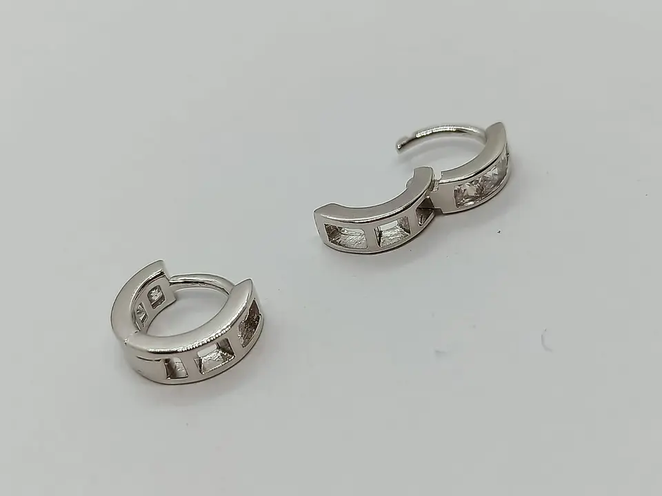 Argollas Chicas tipo Huggies con zirconios cúbicos incrustados en Plata 925 3