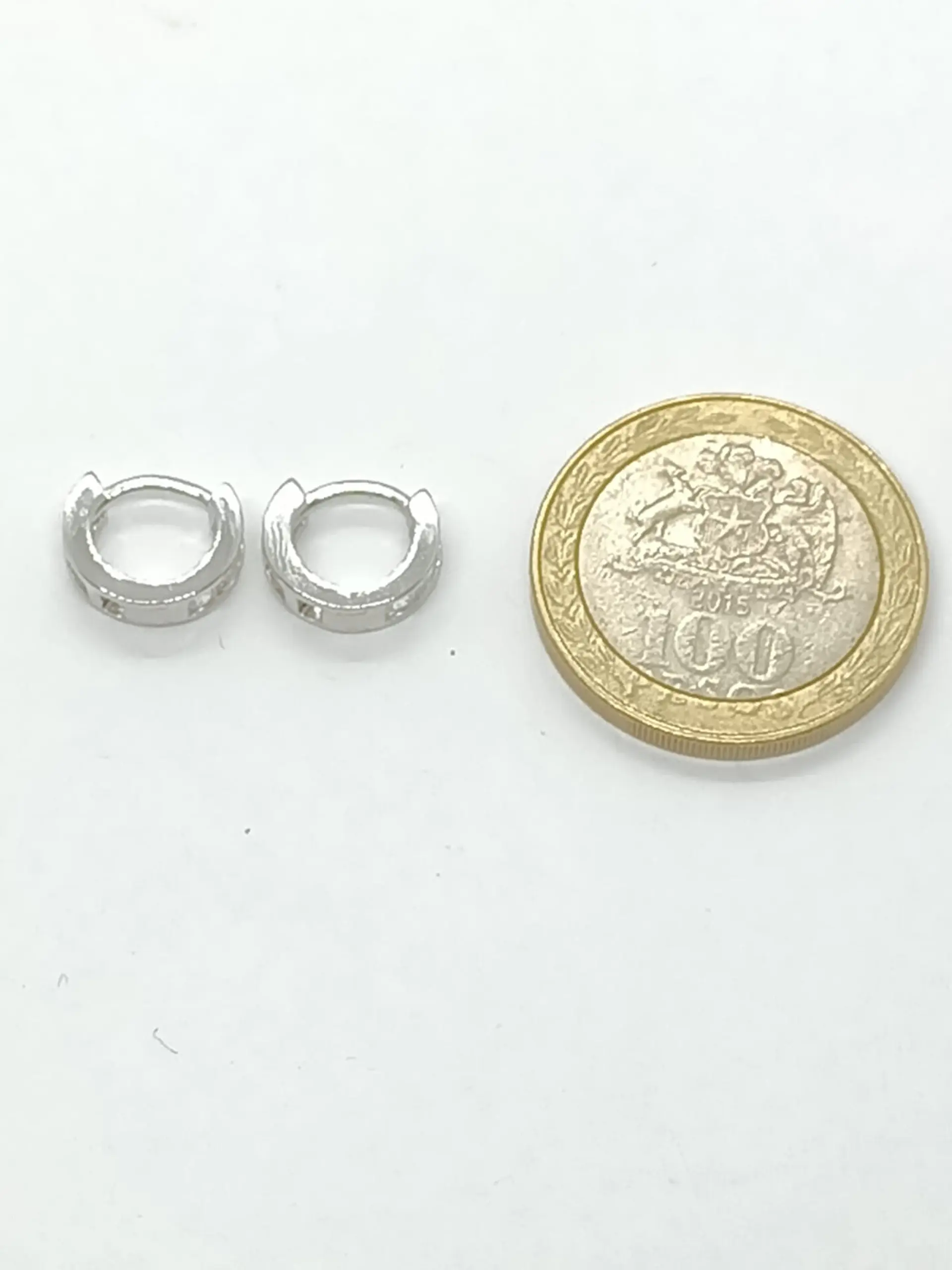 Argollas Chicas tipo Huggies con zirconios cúbicos incrustados en Plata 925 7
