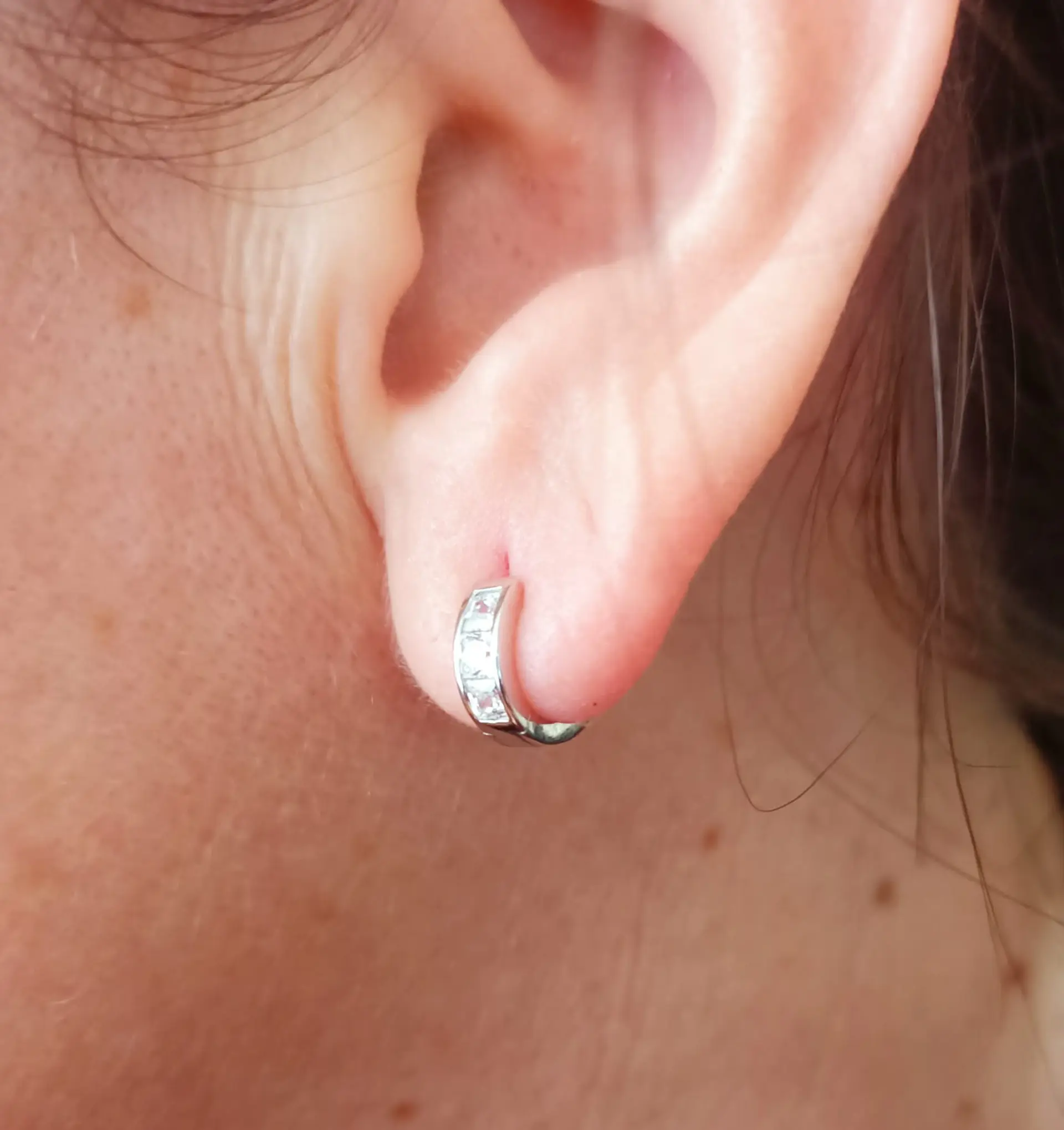 Argollas Chicas tipo Huggies con zirconios cúbicos incrustados en Plata 925 9