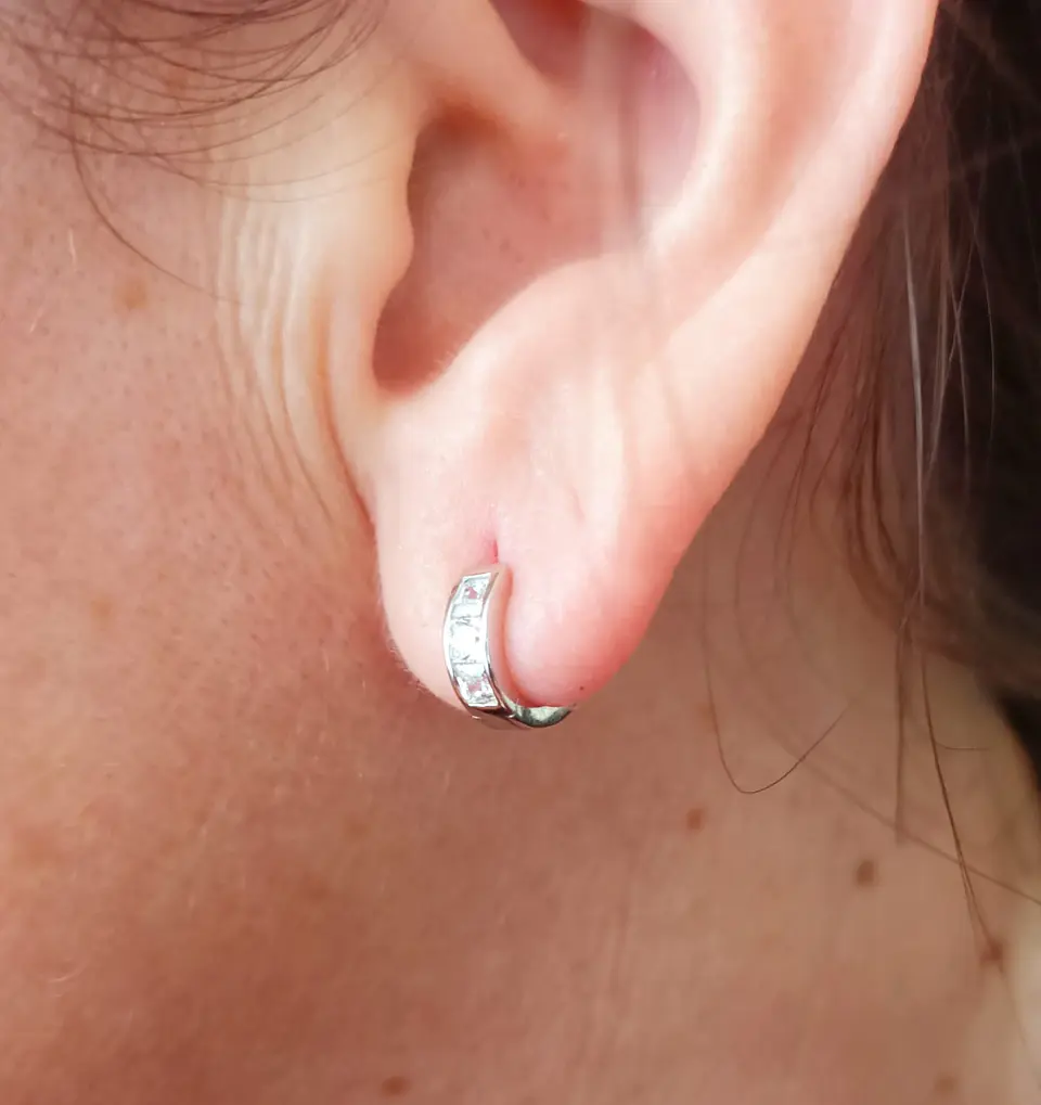 Argollas Chicas tipo Huggies con zirconios cúbicos incrustados en Plata 925 9