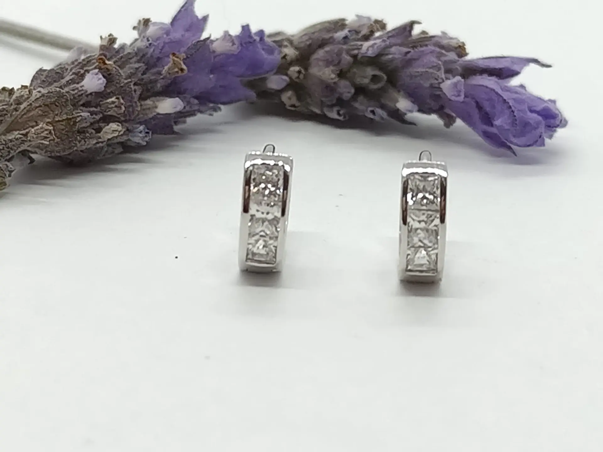 Argollas Chicas tipo Huggies con zirconios cúbicos incrustados en Plata 925 10