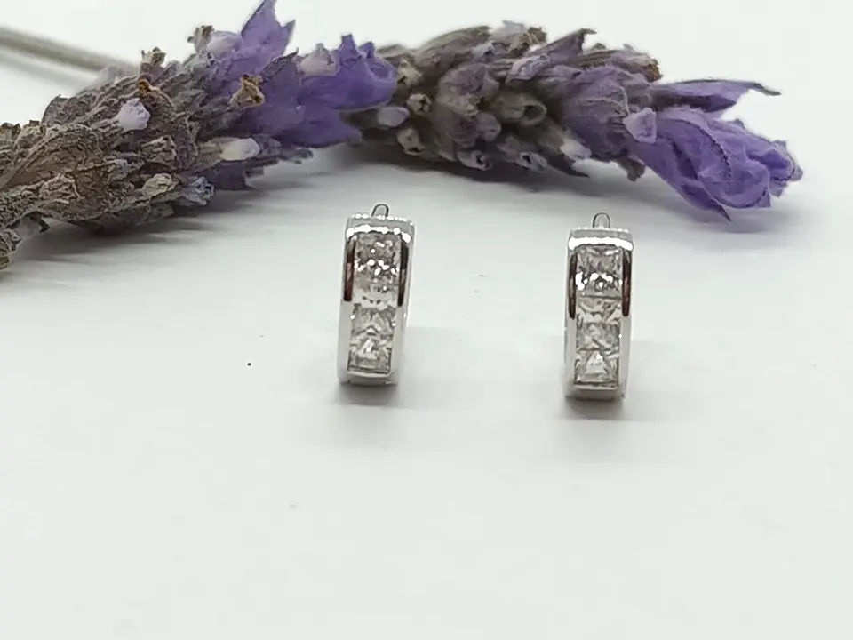 Argollas Chicas tipo Huggies con zirconios cúbicos incrustados en Plata 925 10