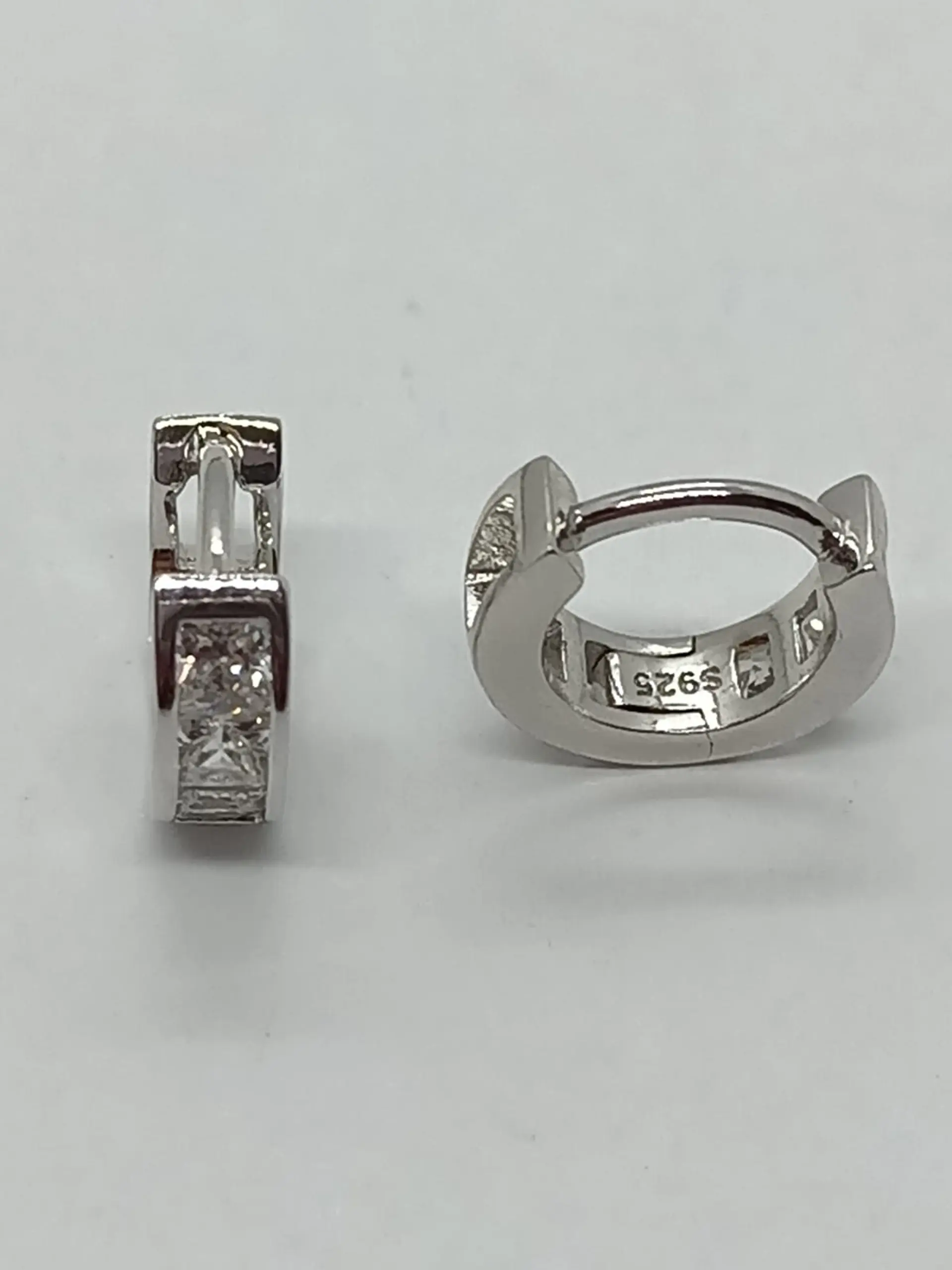 Argollas Chicas tipo Huggies con zirconios cúbicos incrustados en Plata 925 13