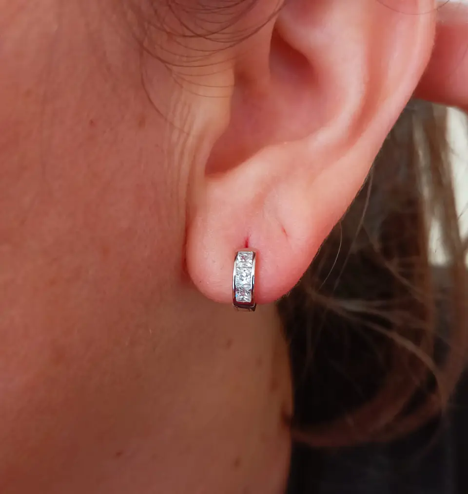 Argollas Chicas tipo Huggies con zirconios cúbicos incrustados en Plata 925 14