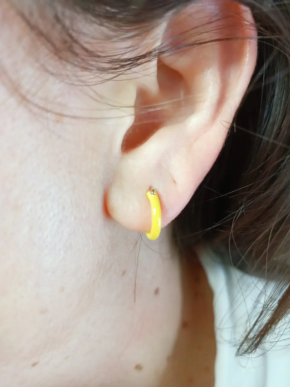 Argollas Huggies chapadas en oro 18k Amarillo Neon  5