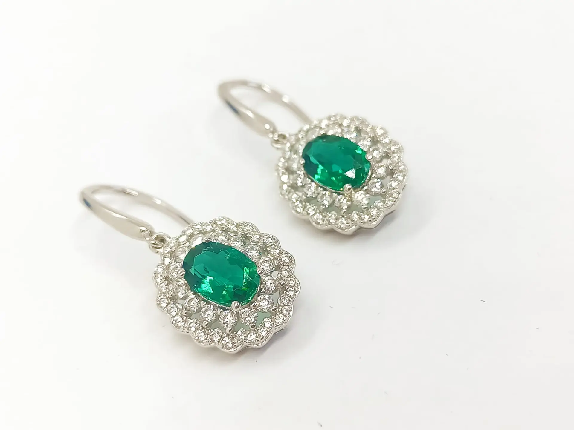 Aros con Esmeraldas Sostenibles en Plata ley 925 2