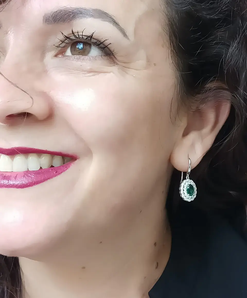 Aros con Esmeraldas Sostenibles en Plata ley 925 7