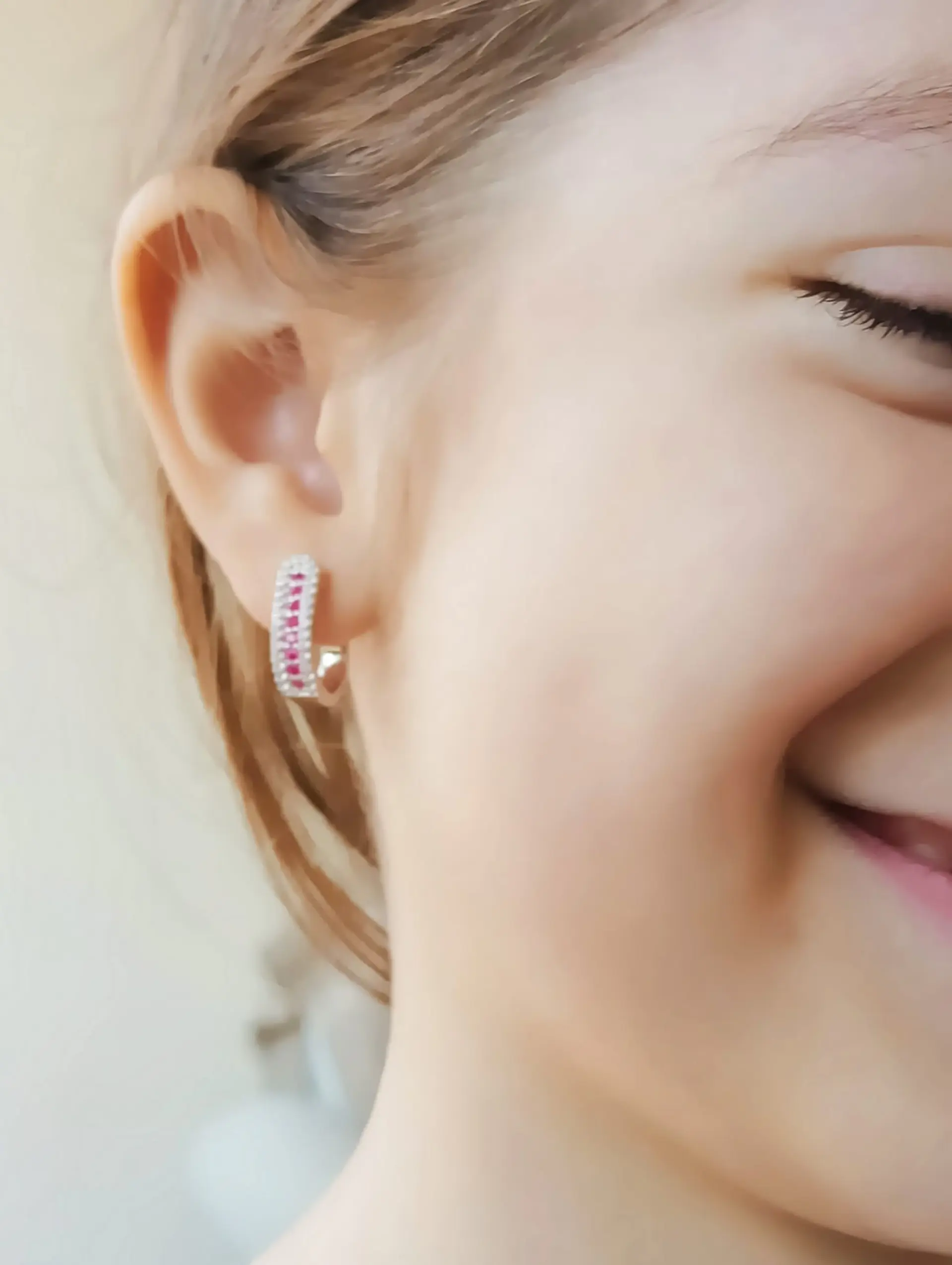 Argollas Lujosas Huggies con Gema de Rubí Rosa en Plata 925 10