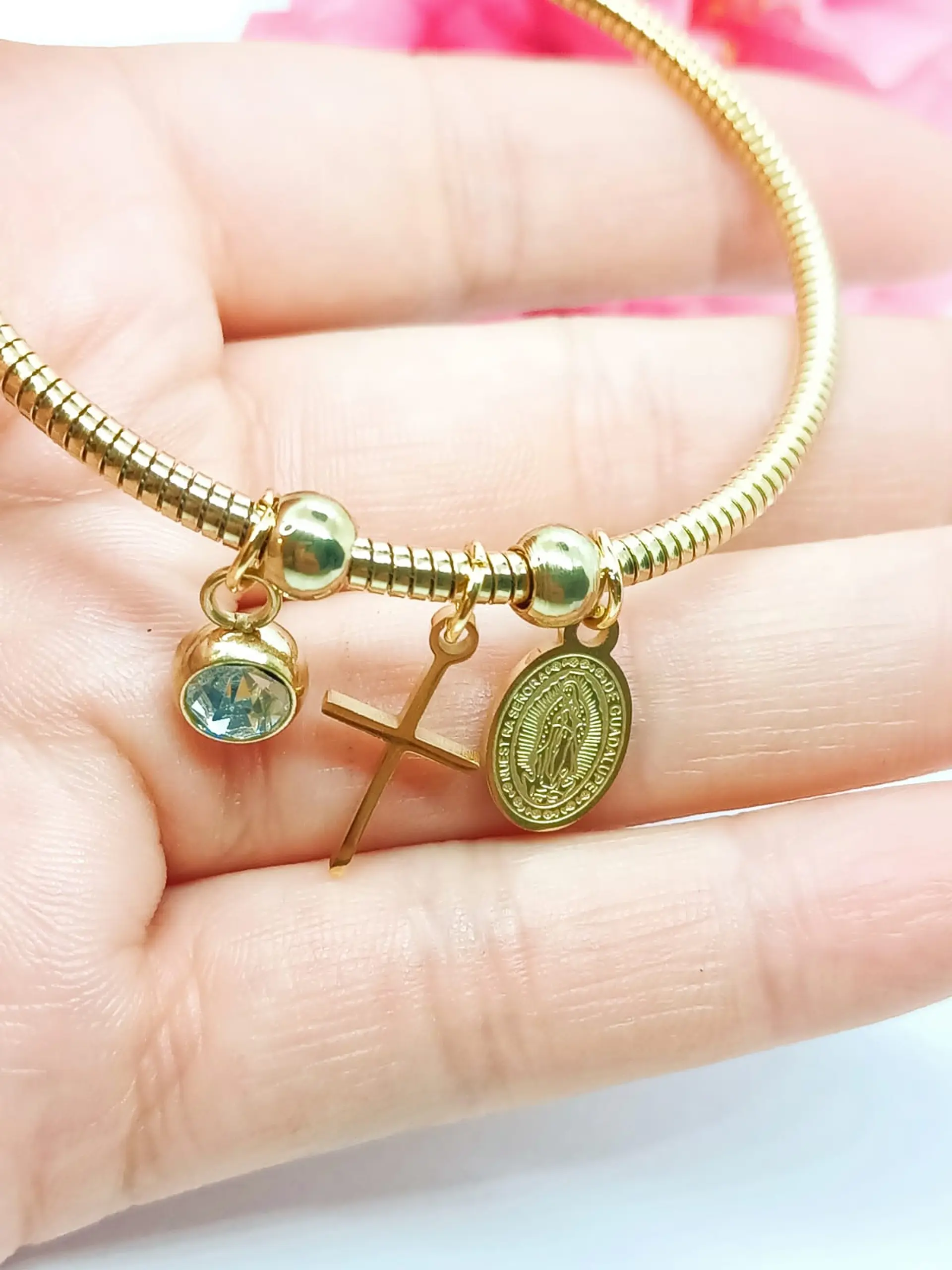 Pulsera Magnética medalla Virgen Guadalupe y dijes 3