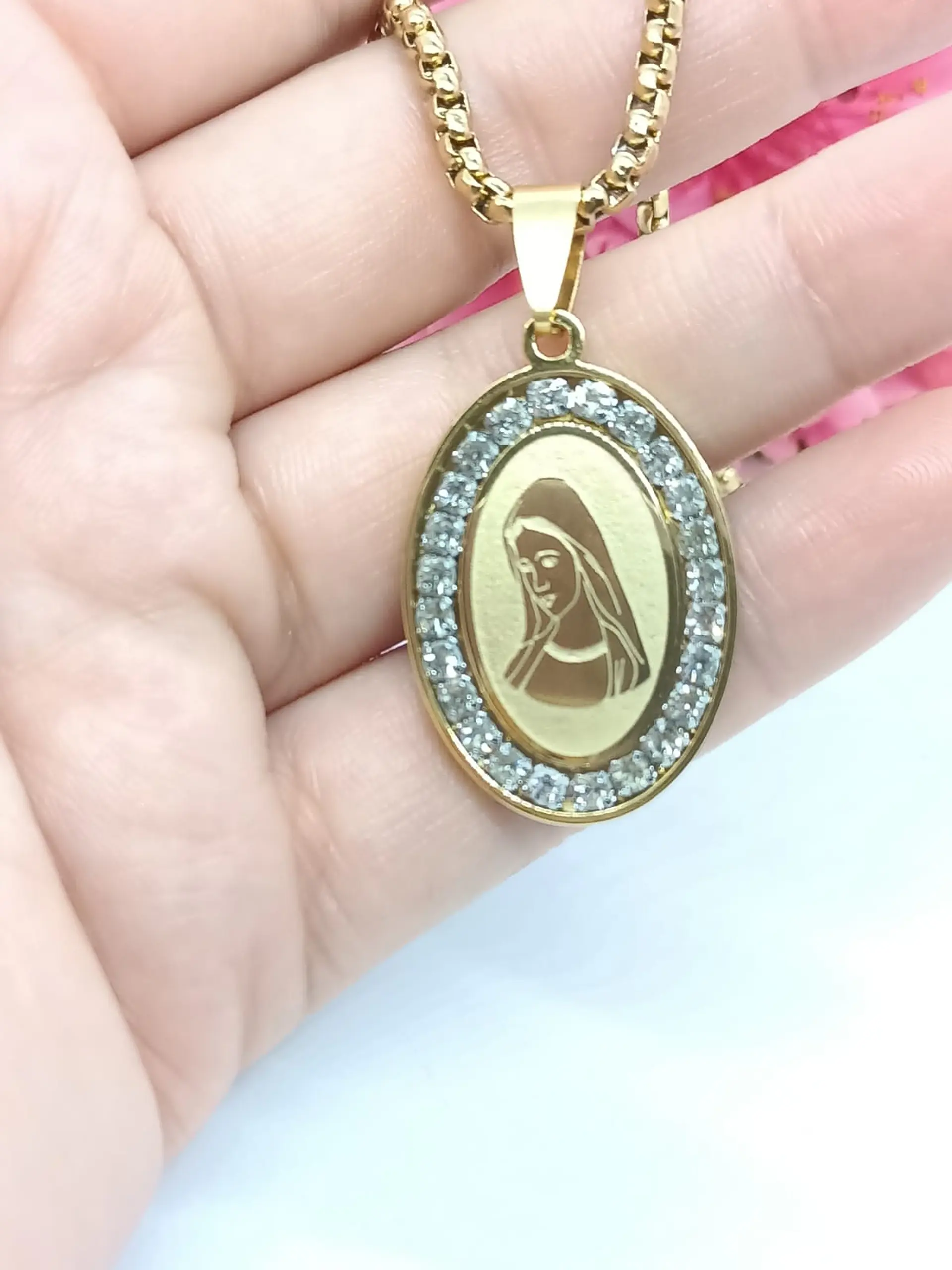 Colgante Medalla Virgen María con circonios hipoalergénico chapado en oro 18kl 6