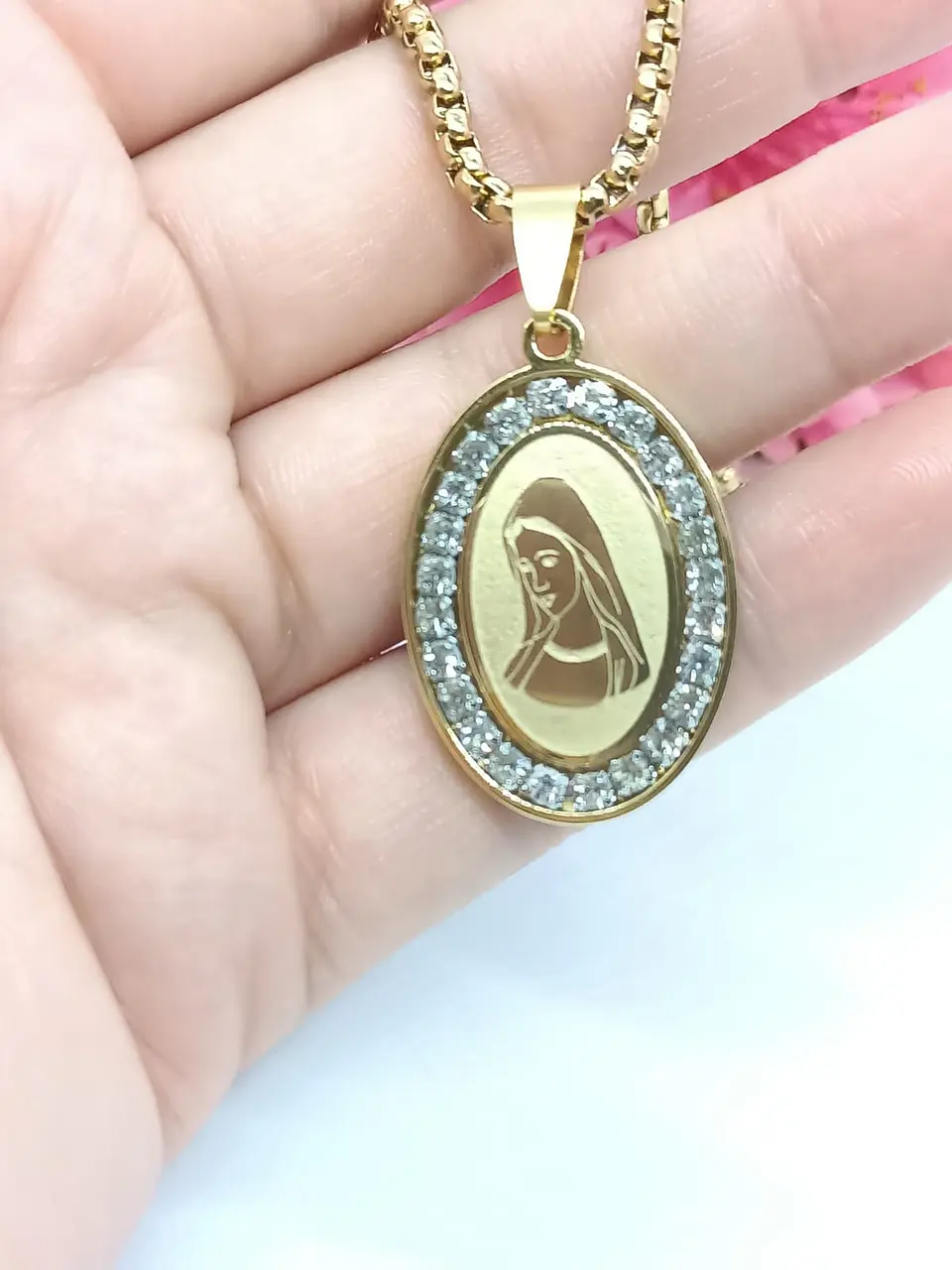 Colgante Medalla Virgen María con circonios hipoalergénico chapado en oro 18kl 6