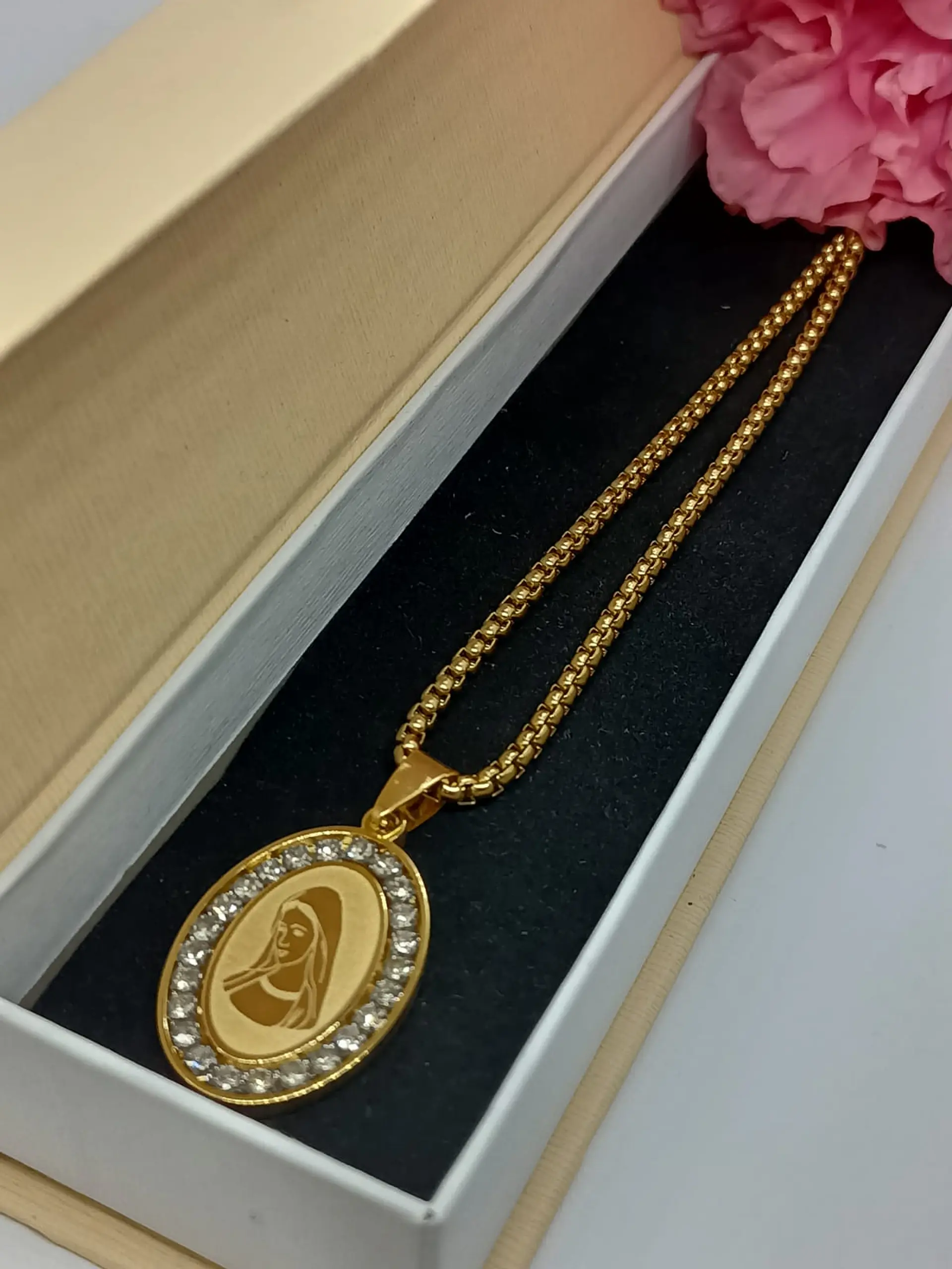Colgante Medalla Virgen María con circonios hipoalergénico chapado en oro 18kl 2