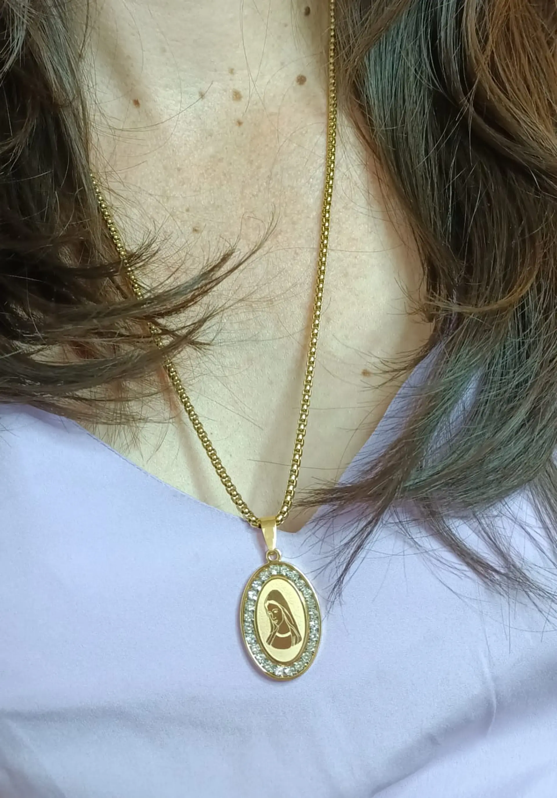 Colgante Medalla Virgen María con circonios hipoalergénico chapado en oro 18kl 3
