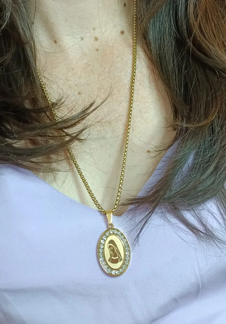 Colgante Medalla Virgen María con circonios hipoalergénico chapado en oro 18kl 3