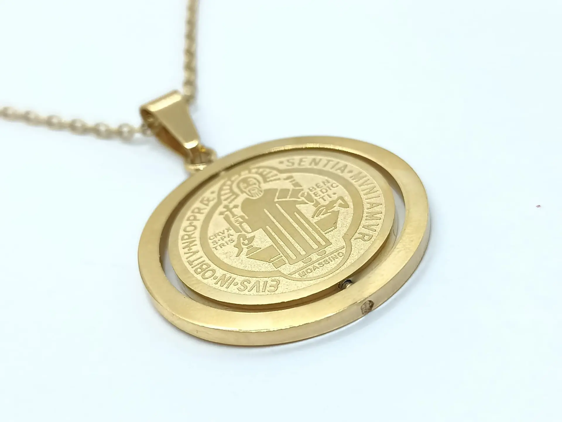 Colgante Medalla San Benito Giratorio Antiestrés chapado en oro 18kl 5