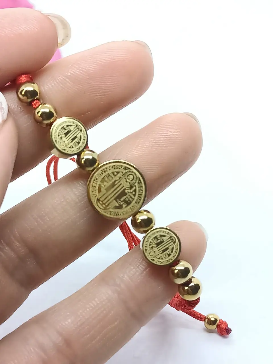 Pulsera de Buena suerte y protección Ajustable Medalla San Benito Cuerda Roja 2
