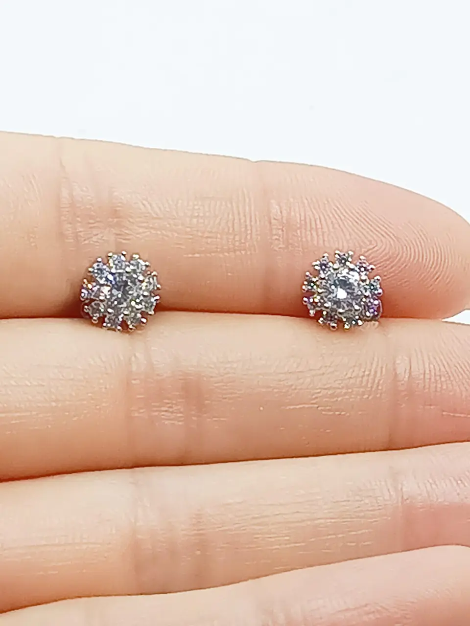 Piercing ancla dermal Flor Redonda de Titanio con zirconios 6