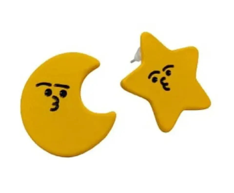 Pendientes Asimetricos Luna y Estrella amarilla suave resina epoxi  1