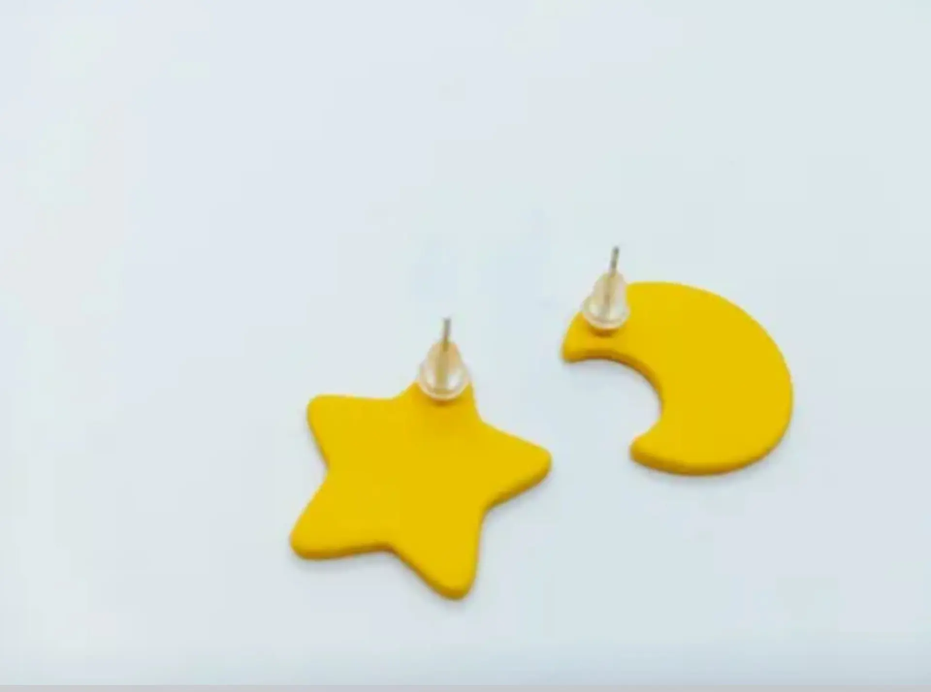 Pendientes Asimetricos Luna y Estrella amarilla suave resina epoxi  4