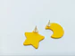 Pendientes Asimetricos Luna y Estrella amarilla suave resina epoxi  - Miniatura 4