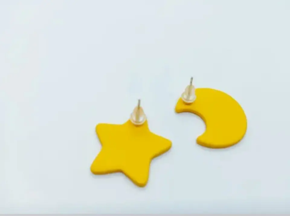 Pendientes Asimetricos Luna y Estrella amarilla suave resina epoxi  4