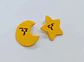 Pendientes Asimetricos Luna y Estrella amarilla suave resina epoxi  - Miniatura 7