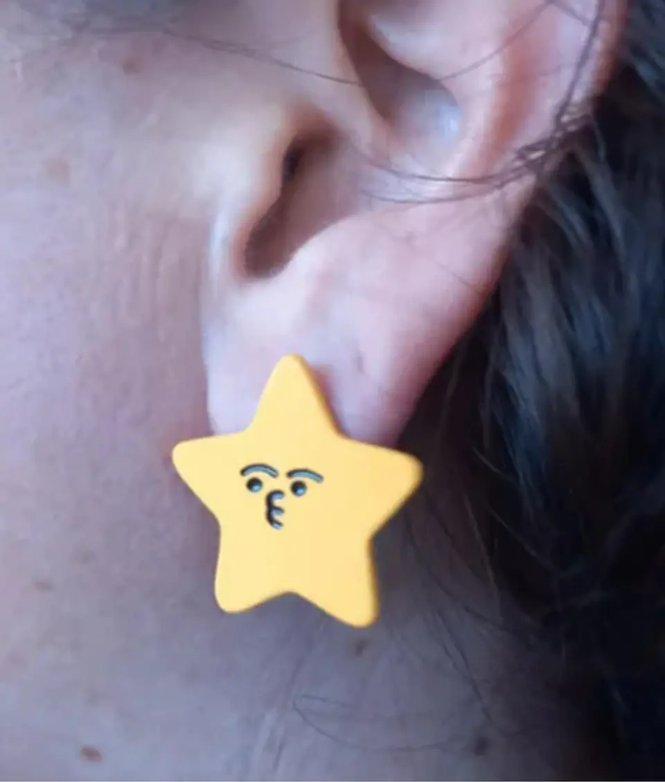 Pendientes Asimetricos Luna y Estrella amarilla suave resina epoxi  3
