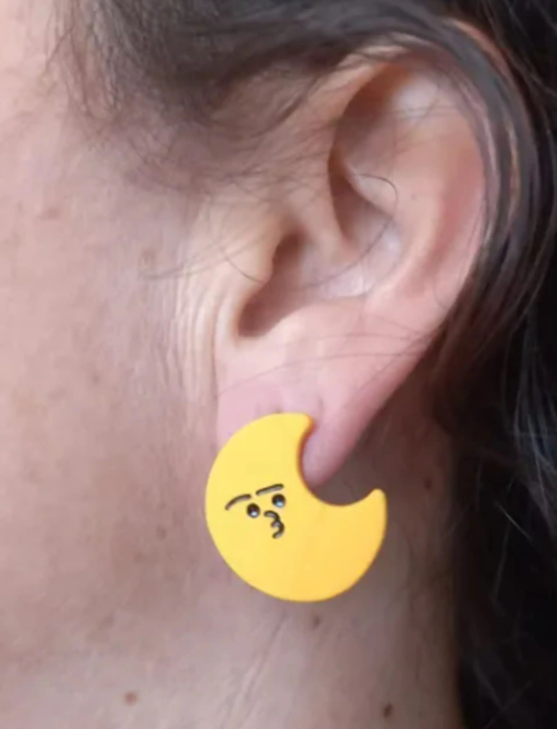 Pendientes Asimetricos Luna y Estrella amarilla suave resina epoxi  2