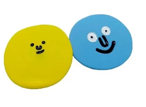 Aros asimétricos de tachuela con caritas suave resina epoxi azul amarillo