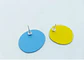 Aros asimétricos de tachuela con caritas suave resina epoxi azul amarillo - Miniatura 5
