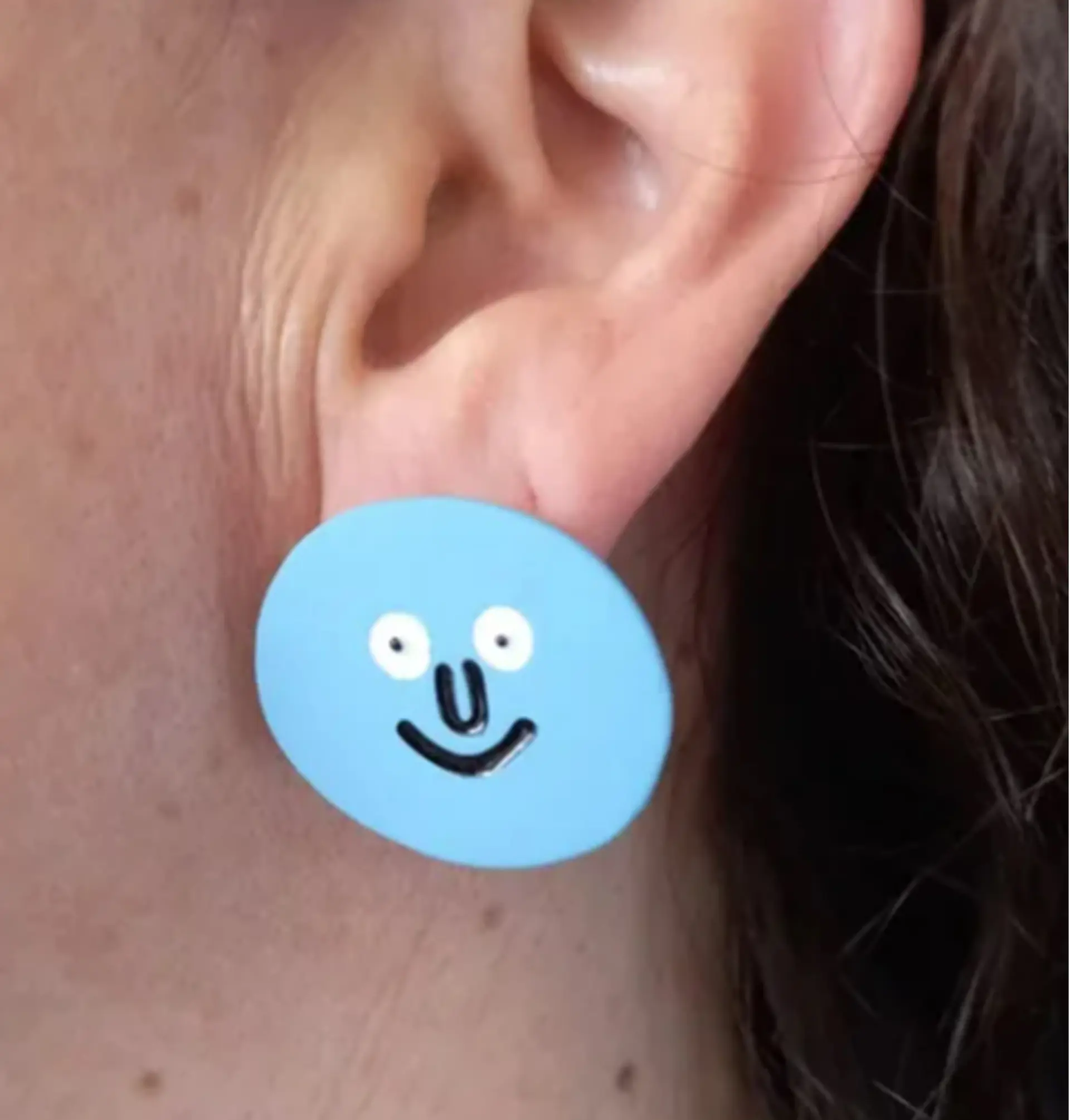 Aros asimétricos de tachuela con caritas suave resina epoxi azul amarillo 2