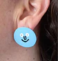 Aros asimétricos de tachuela con caritas suave resina epoxi azul amarillo - Miniatura 2