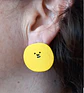 Aros asimétricos de tachuela con caritas suave resina epoxi azul amarillo - Miniatura 3