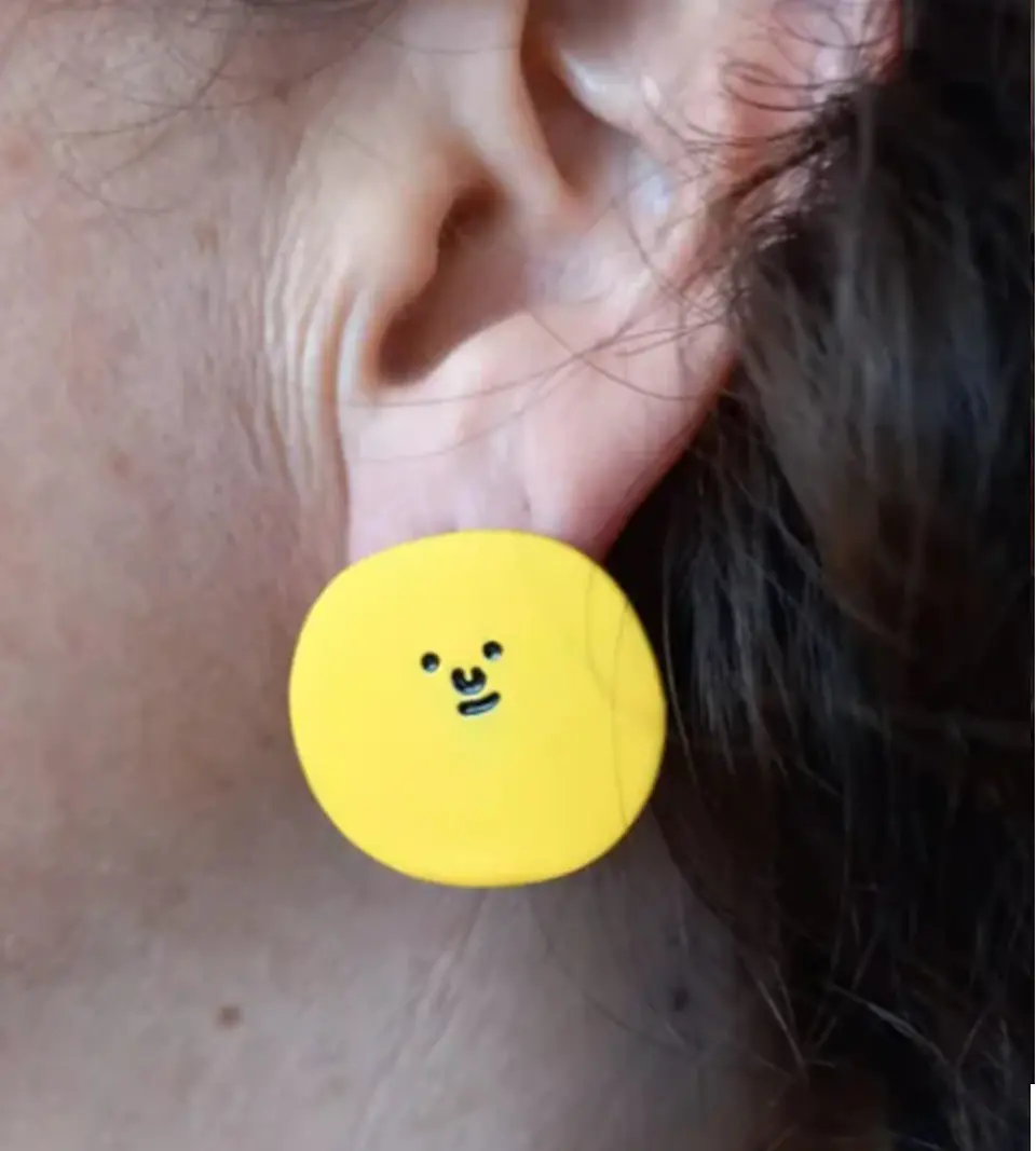 Aros asimétricos de tachuela con caritas suave resina epoxi azul amarillo 3