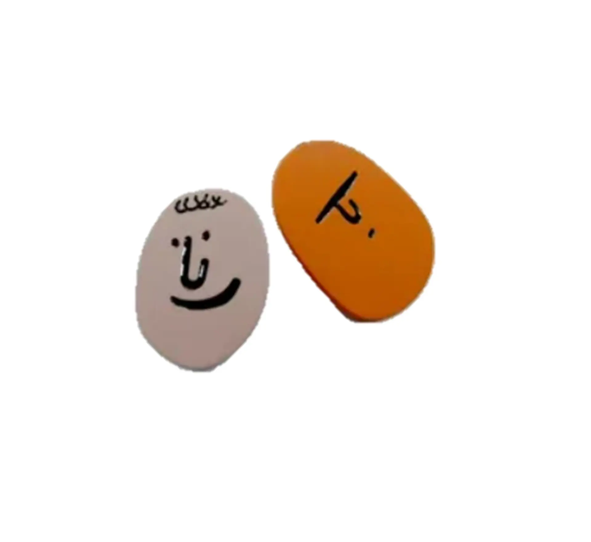 Aros tachuelas asimétricos Moai resina epoxi marrones 1