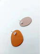 Aros tachuelas asimétricos Moai resina epoxi marrones - Miniatura 2
