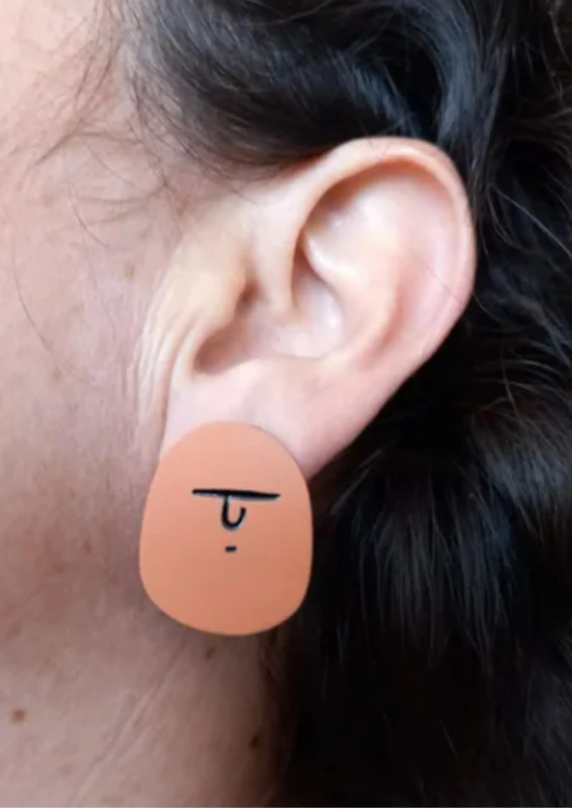 Aros tachuelas asimétricos Moai resina epoxi marrones 3