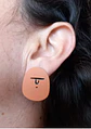 Aros tachuelas asimétricos Moai resina epoxi marrones - Miniatura 3