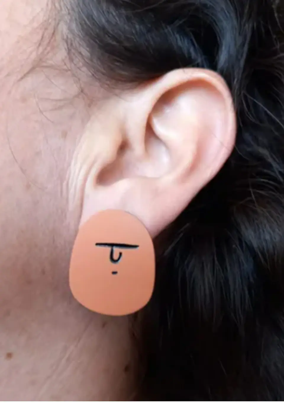 Aros tachuelas asimétricos Moai resina epoxi marrones 3