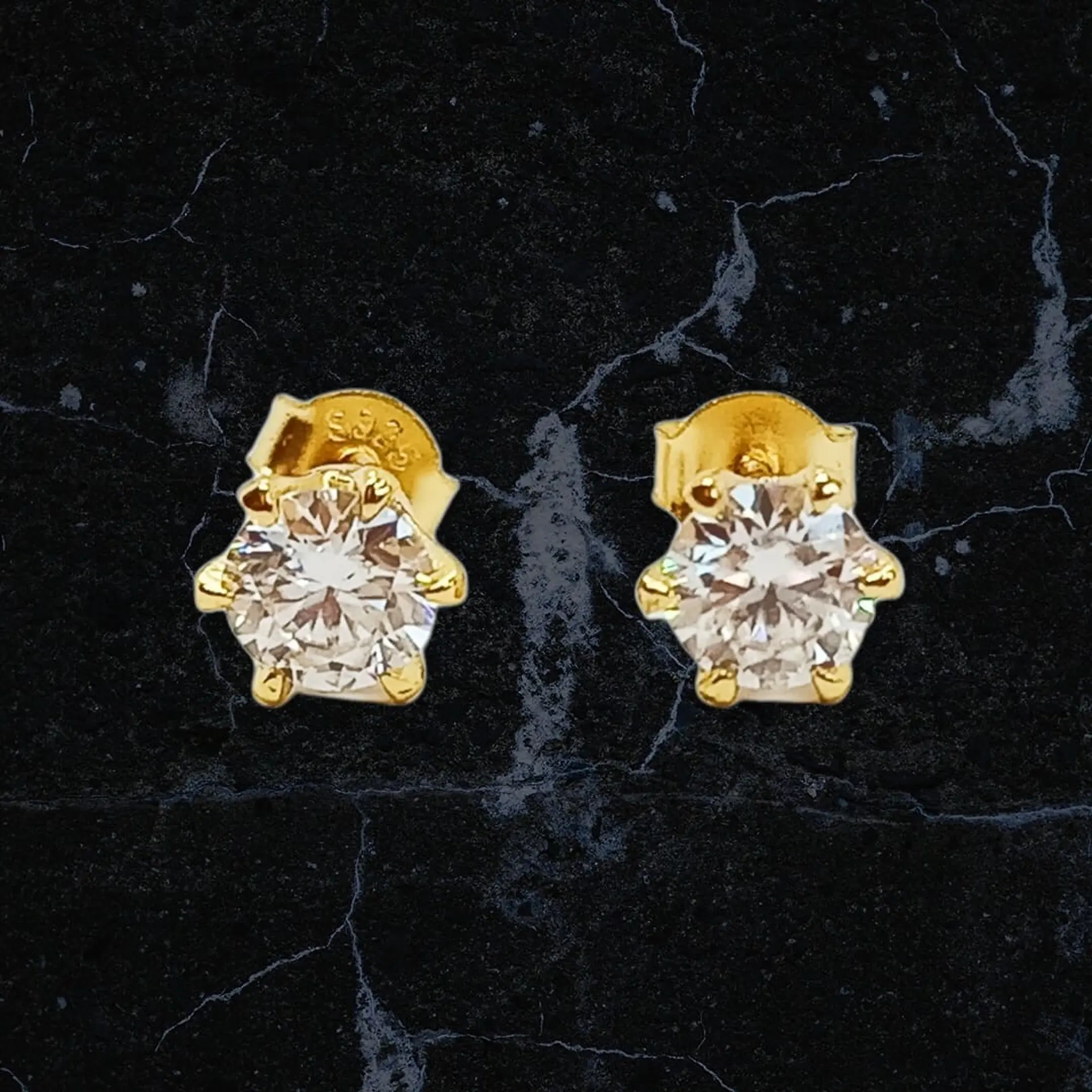 Aros Punto De Luz Gema Moissanita 5mm enchapada en Oro 18 K 3