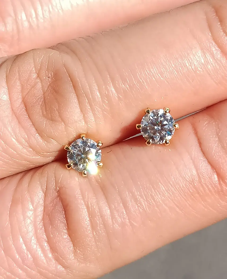 Aros Punto De Luz Gema Moissanita 5mm enchapada en Oro 18 K 5