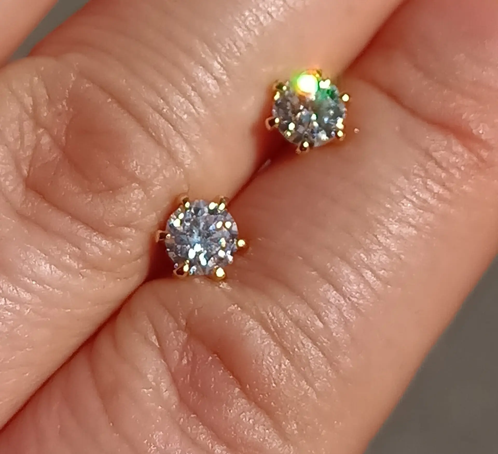 Aros Punto De Luz Gema Moissanita 5mm enchapada en Oro 18 K 6