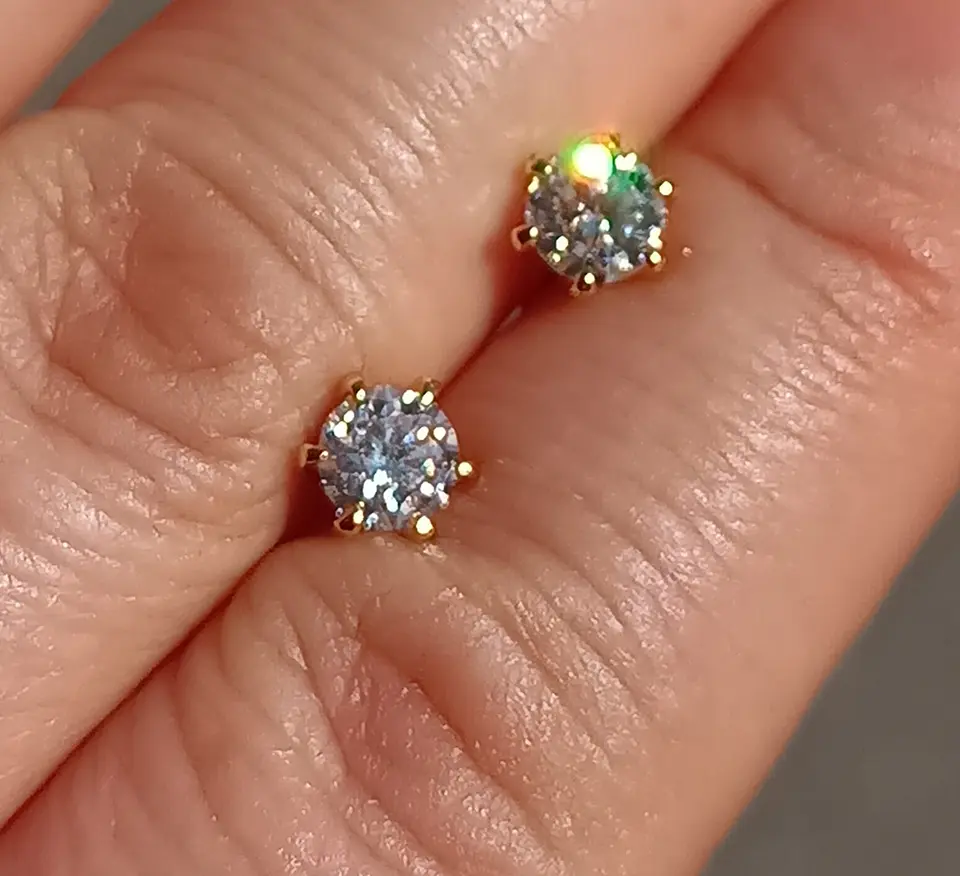 Aros Punto De Luz Gema Moissanita 5mm enchapada en Oro 18 K 6