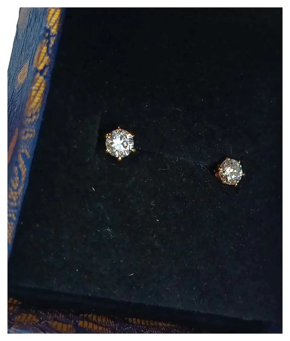 Aros Punto De Luz Gema Moissanita 5mm enchapada en Oro 18 K 9