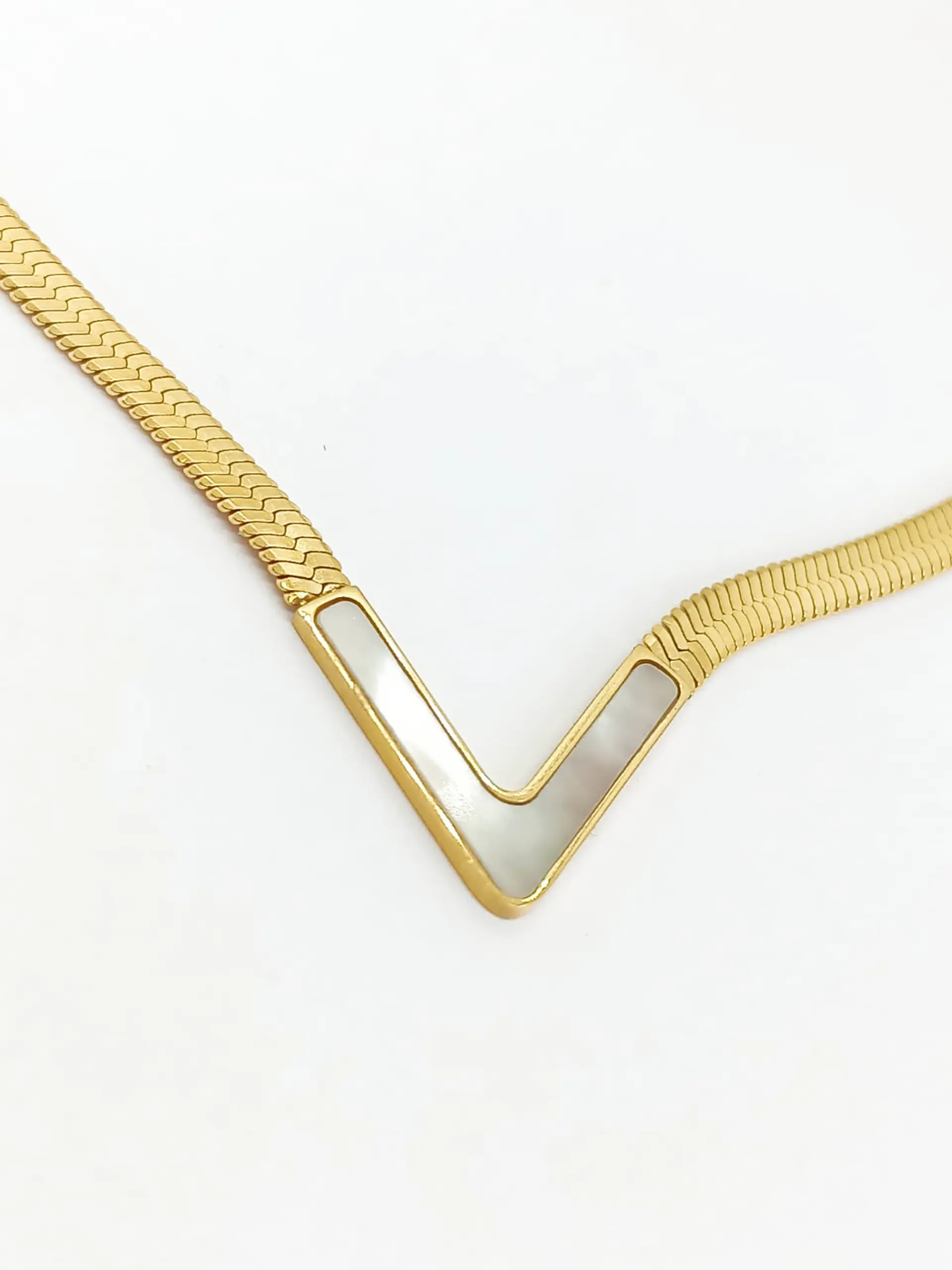 Colgante Forma V Gargantilla Acero Minimalista enchapado en Oro 18k 3