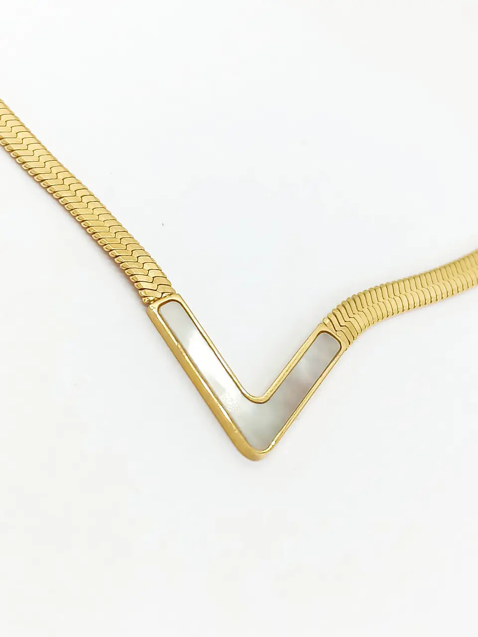 Colgante Forma V Gargantilla Acero Minimalista enchapado en Oro 18k 3