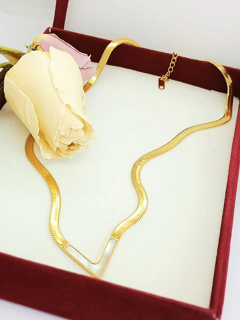 Colgante Forma V Gargantilla Acero Minimalista enchapado en Oro 18k 6
